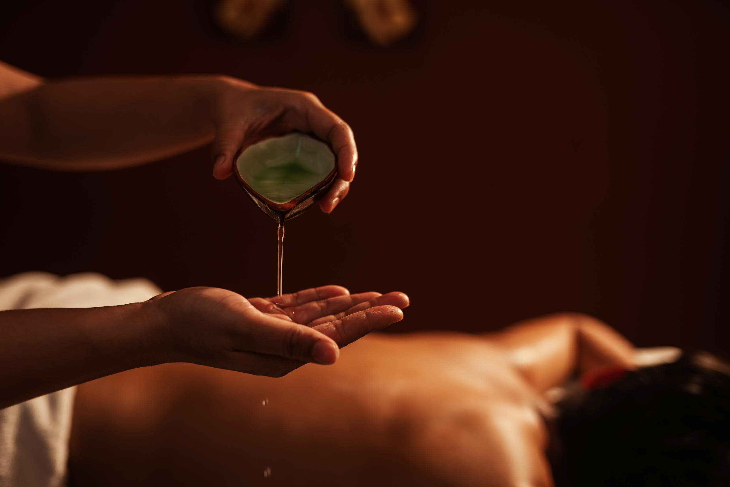 Massage Body Aroma bằng tinh dầu